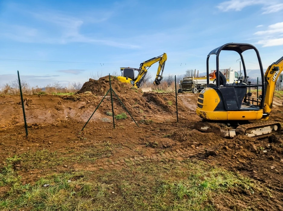 Chantier de terrassement extérieur, ciel bleu, terrain argileux brun