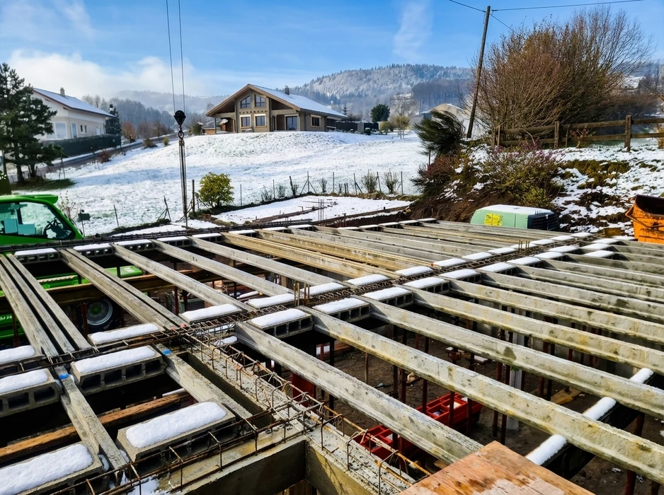 Chantier de construction en extérieur, extension d'une maison ancienne à bardage bois