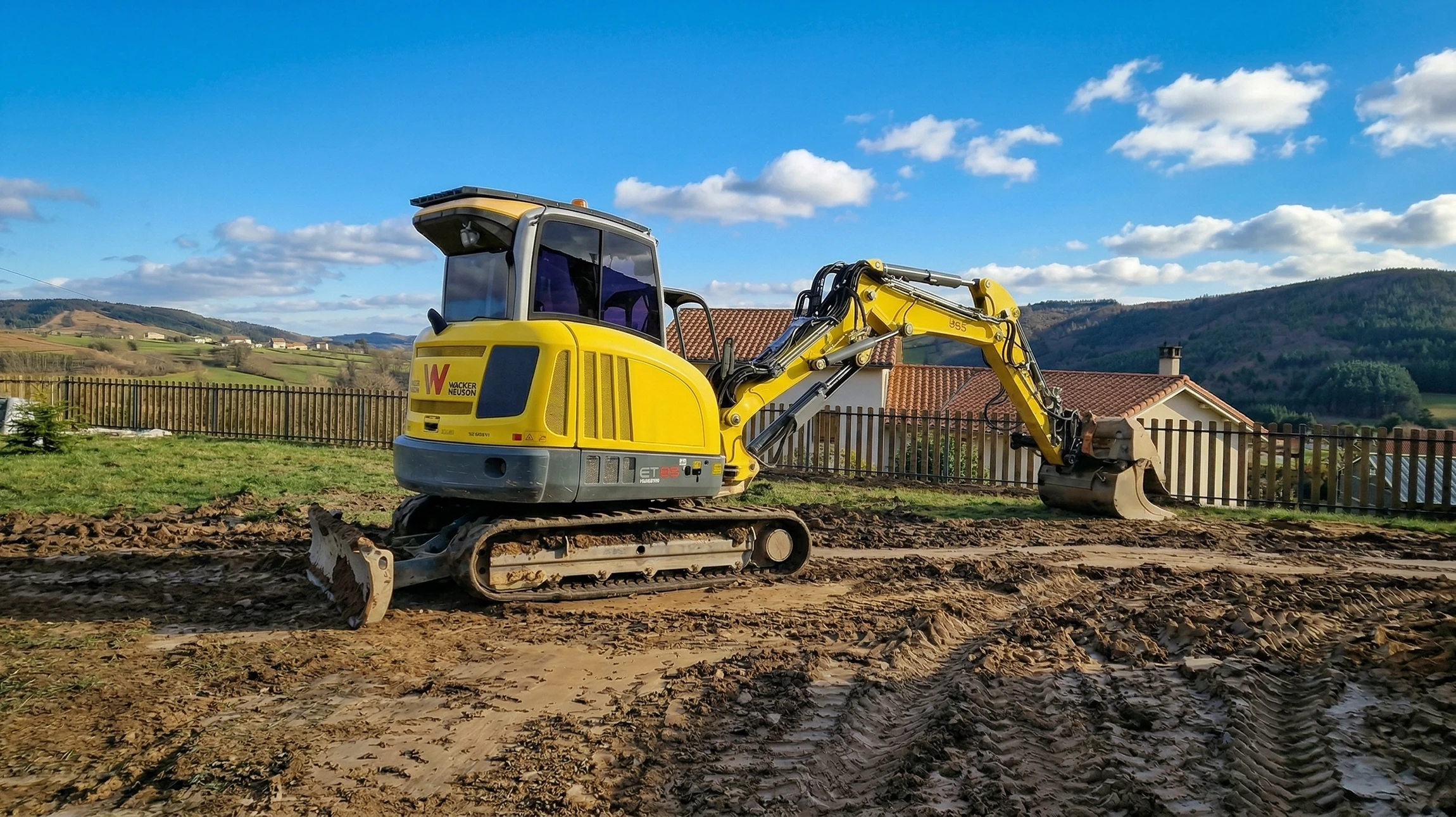 Chantier de terrassement en plein air avec pelleteuses hydrauliques jaunes en activit&eacute;