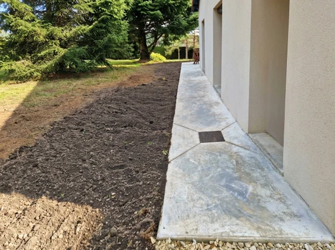 Ext&eacute;rieur r&eacute;sidentiel moderne au cr&eacute;puscule avec escalier &eacute;clair&eacute; menant &agrave; terrasse couverte